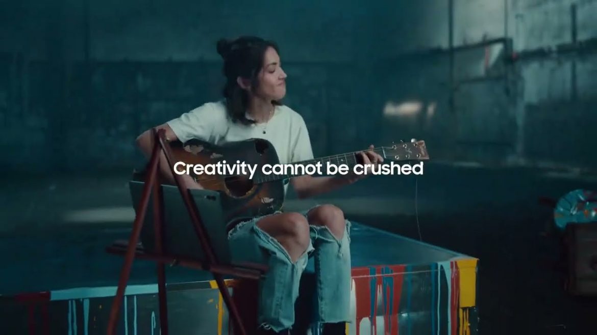 Samsung attacca Apple nello spot “Uncrush”