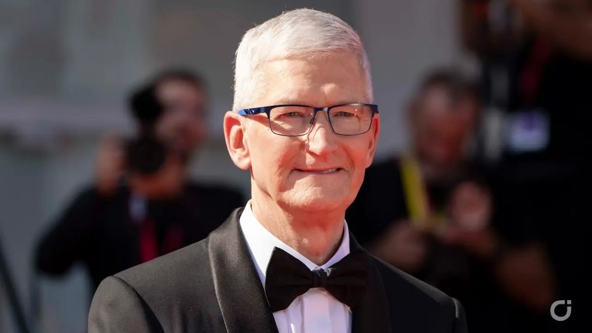 Tim Cook al Festival di Venezia per la prima del film “Wolfs”