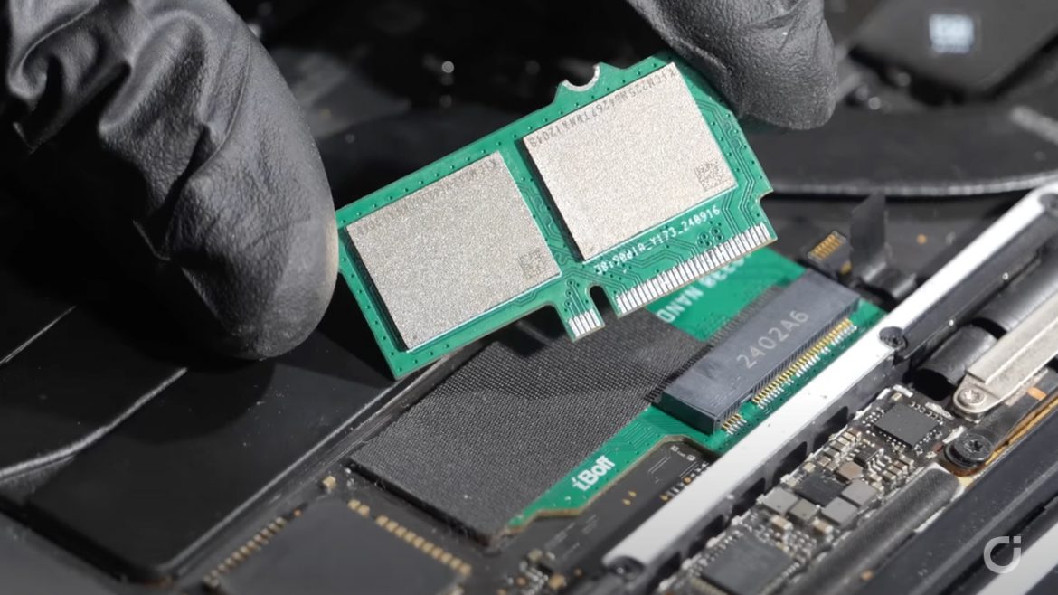 YouTuber crea un modulo SSD espandibile per MacBook Pro | Video